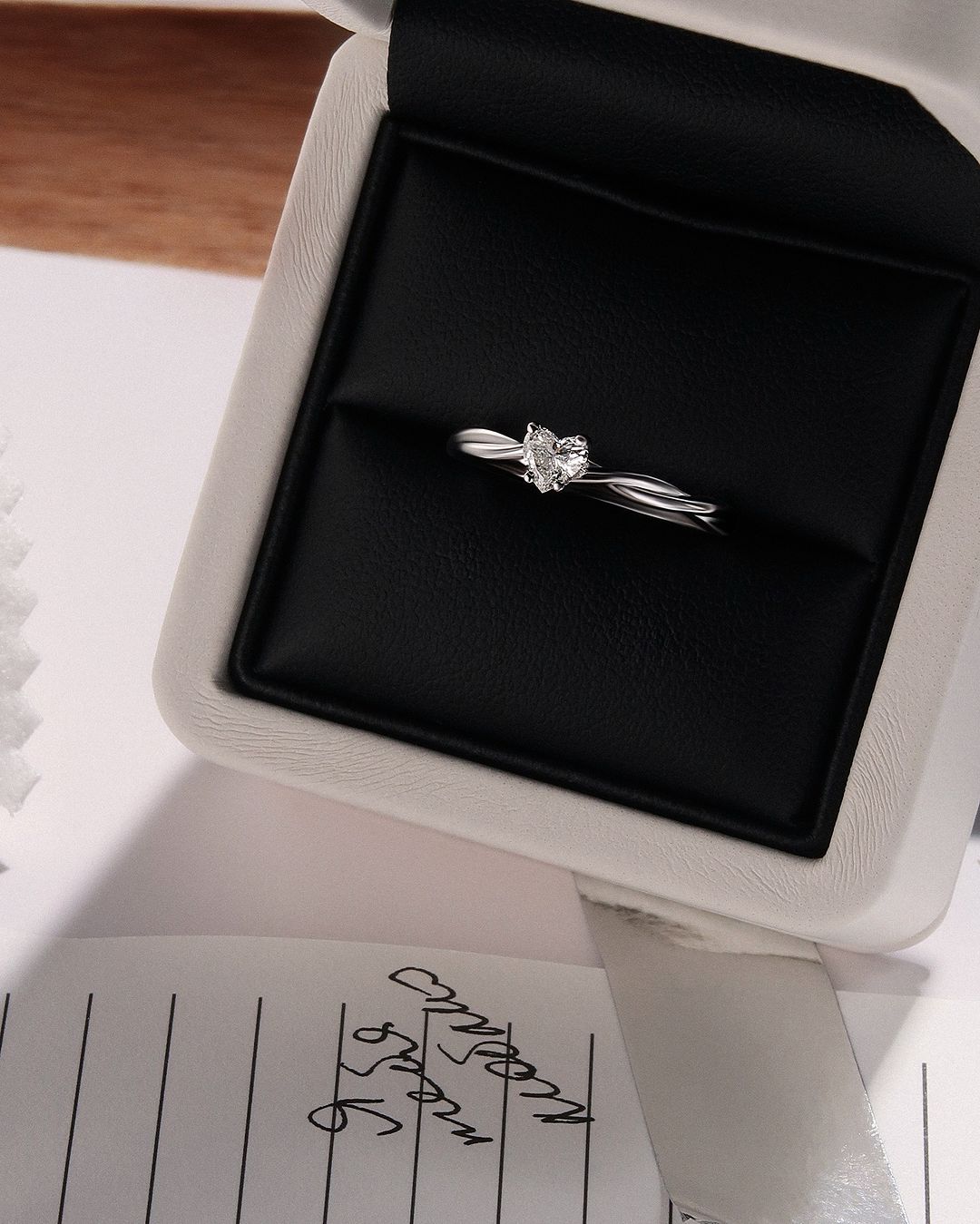 Фото: Помолвочное кольцо CHUVSTVA 3339