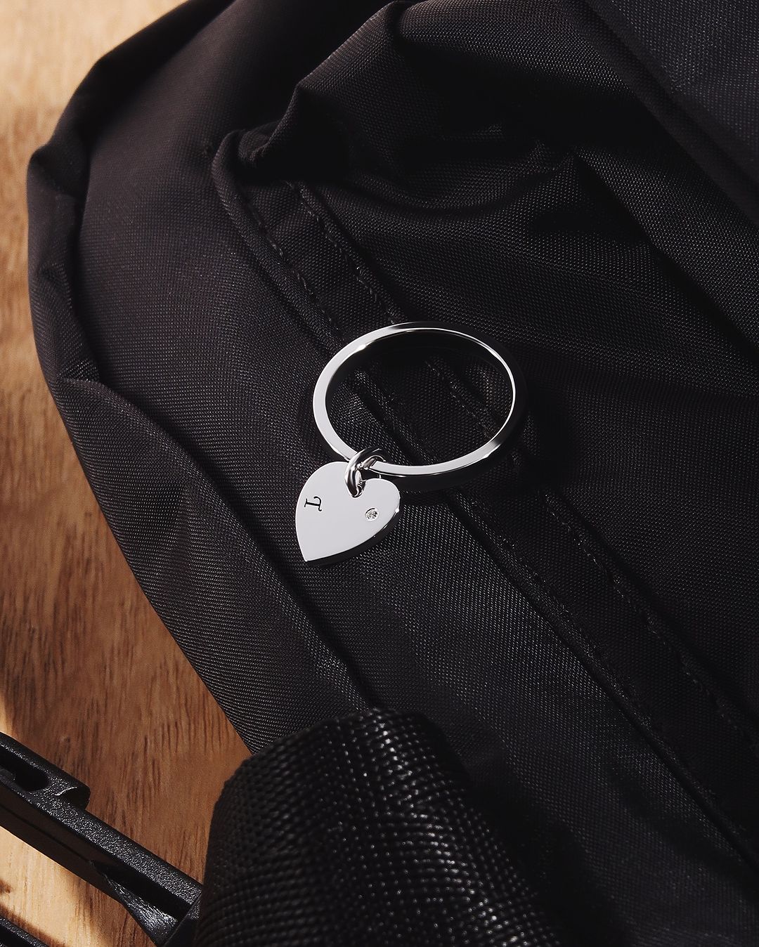 Фото: Кольцо сердце с гравировкой на выбор (NY-02)