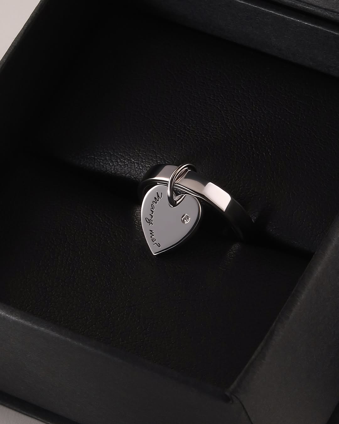 Фото: Кольцо сердце с гравировкой на выбор (NY-02)