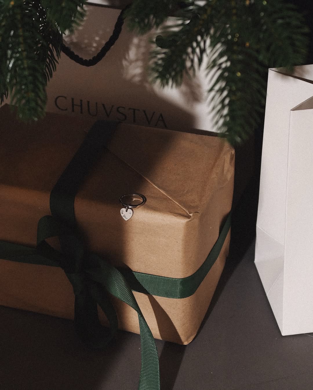 Фото: Кольцо сердце с гравировкой на выбор (NY-02)