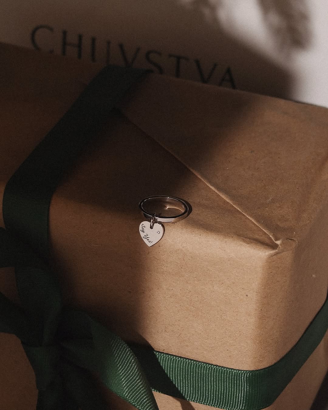 Фото: Кольцо сердце с гравировкой на выбор (NY-02)