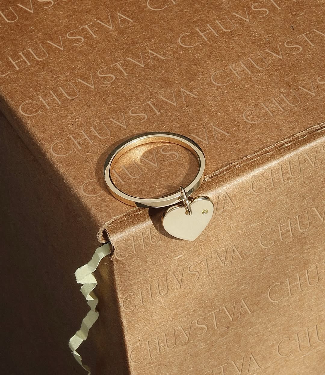 Фото: Кольцо сердце с гравировкой на выбор (NY-02)