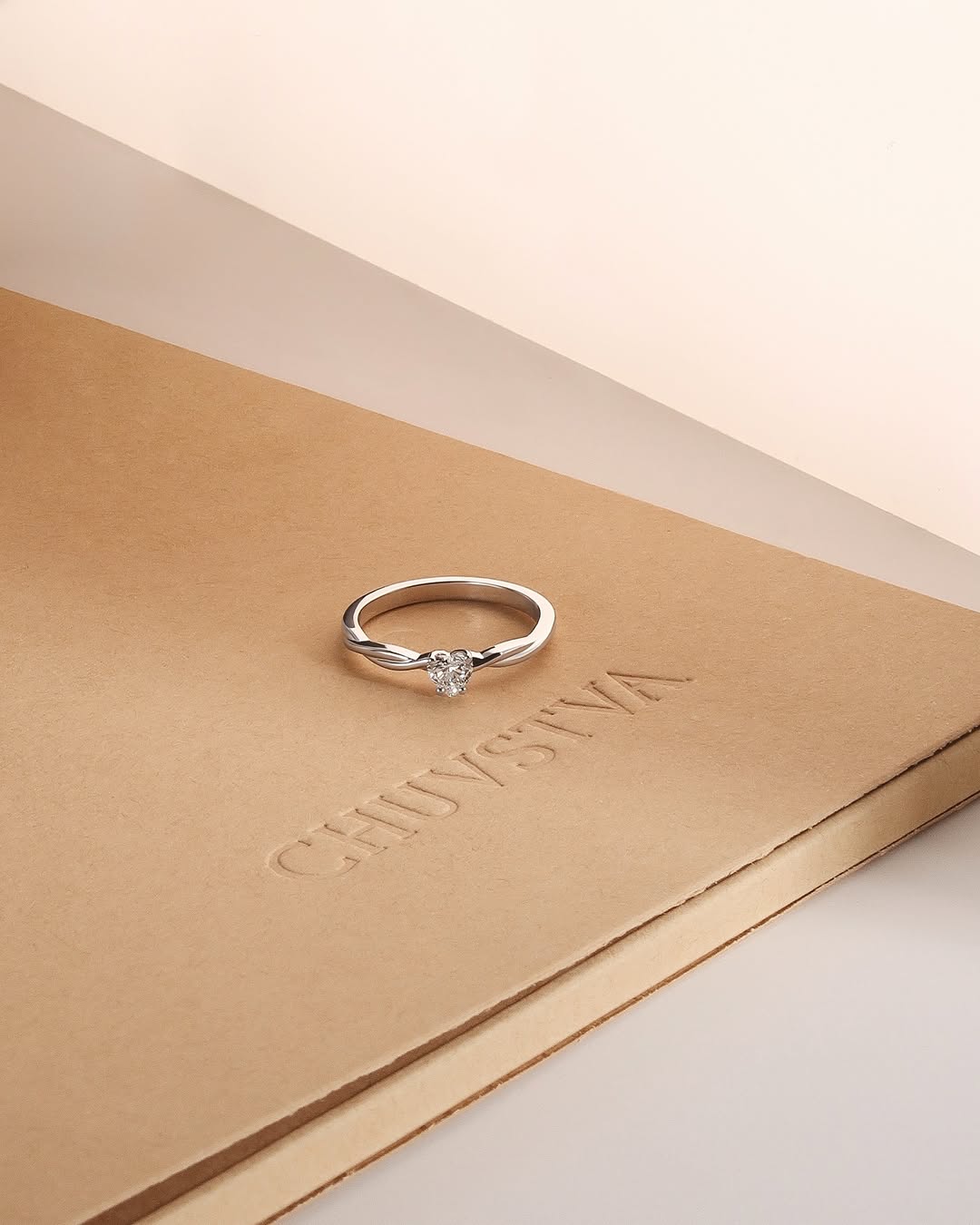 Фото: Помолвочное кольцо CHUVSTVA 3381