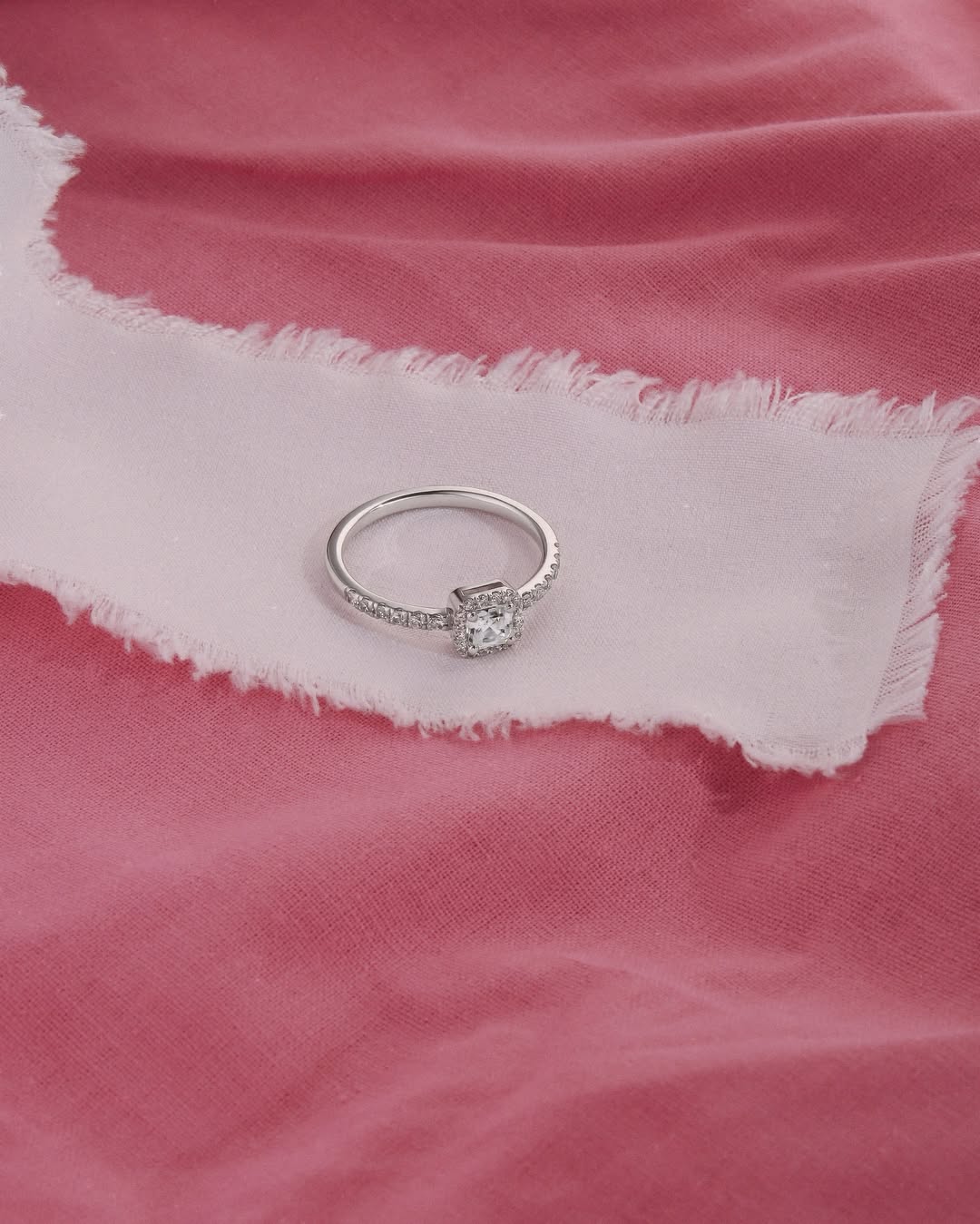 Фото: Помолвочное кольцо CHUVSTVA 3366