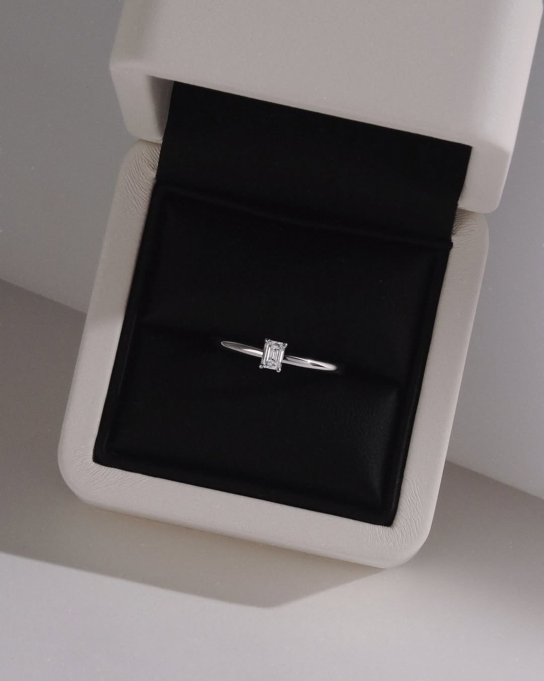 Фото: Помолвочное кольцо CHUVSTVA 3373