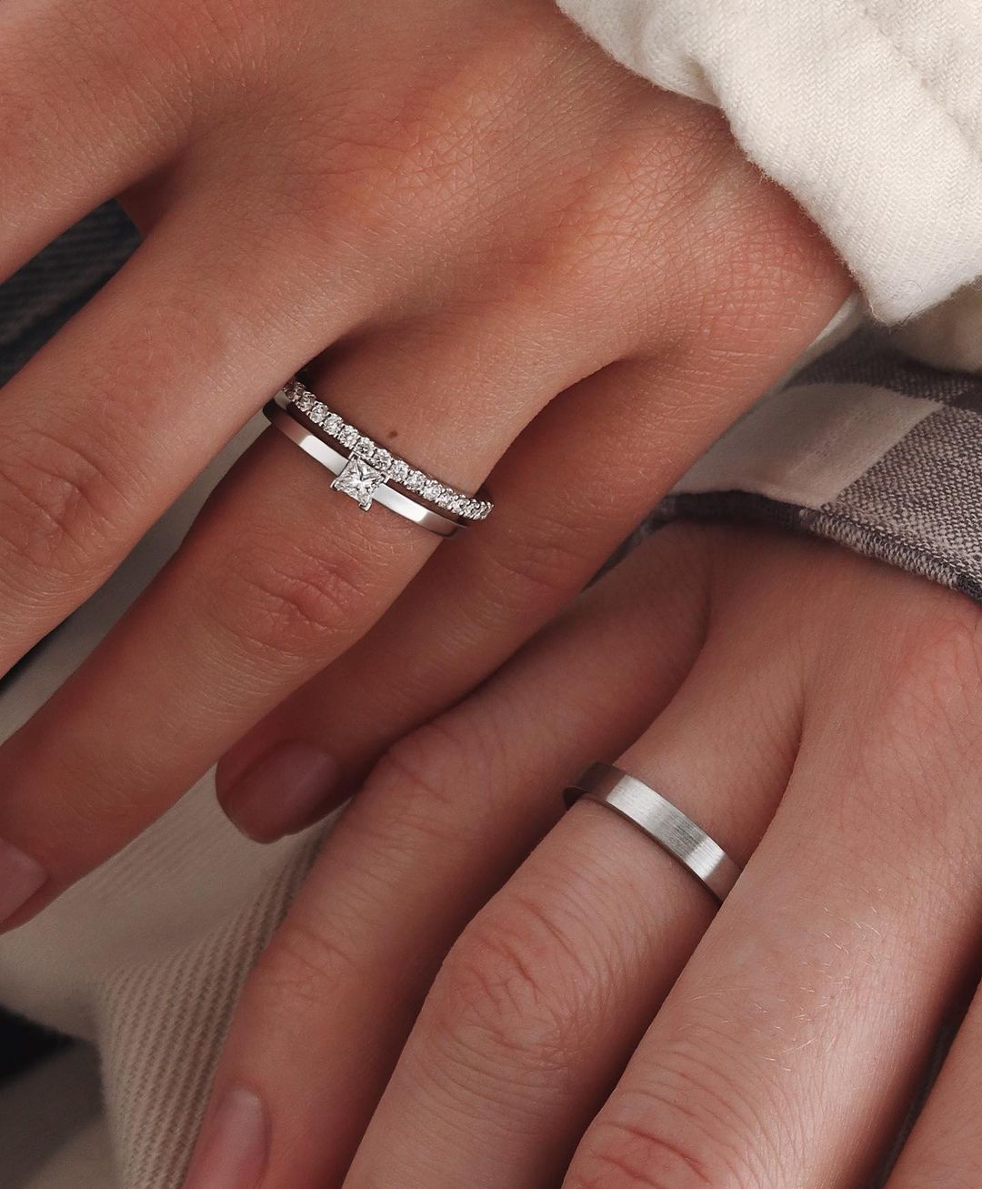 На каком пальце и какой руке носят обручальное кольцо?