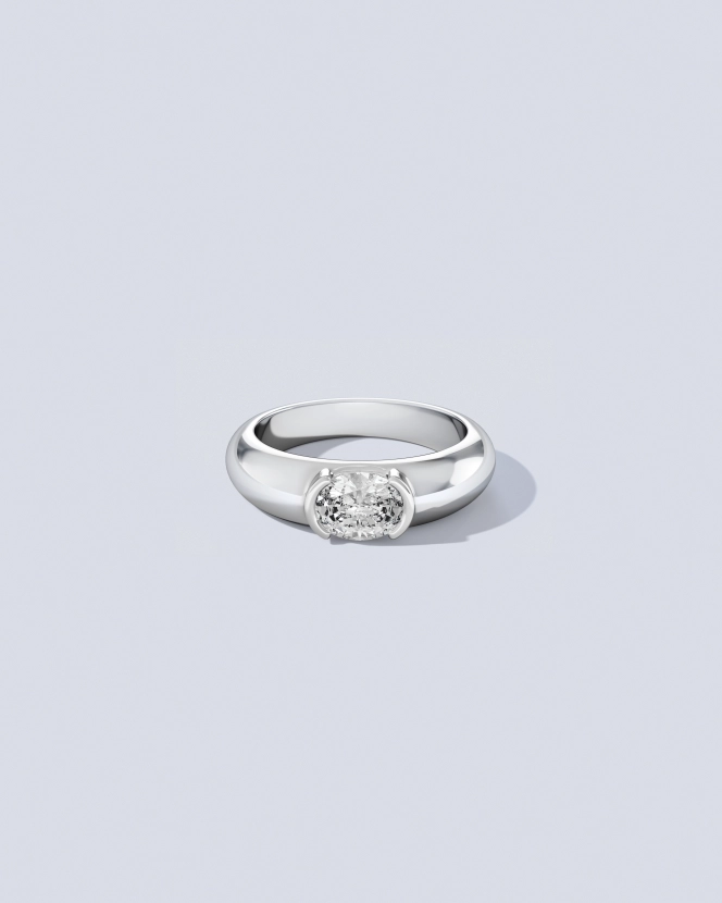 Бриллиант огранки "овал" 7х5 мм, ~ 0,5 ct. Белое золото.