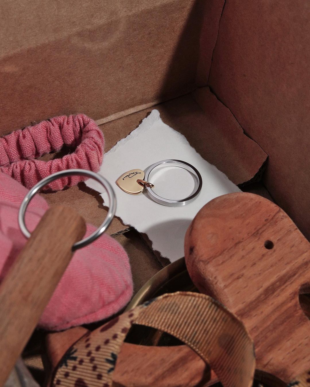 Фото: Кольцо сердце с гравировкой на выбор (NY-02)