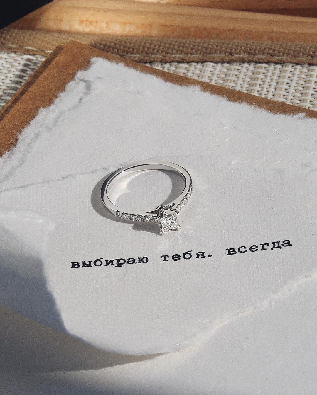 Фото: Помолвочное кольцо CHUVSTVA 3380