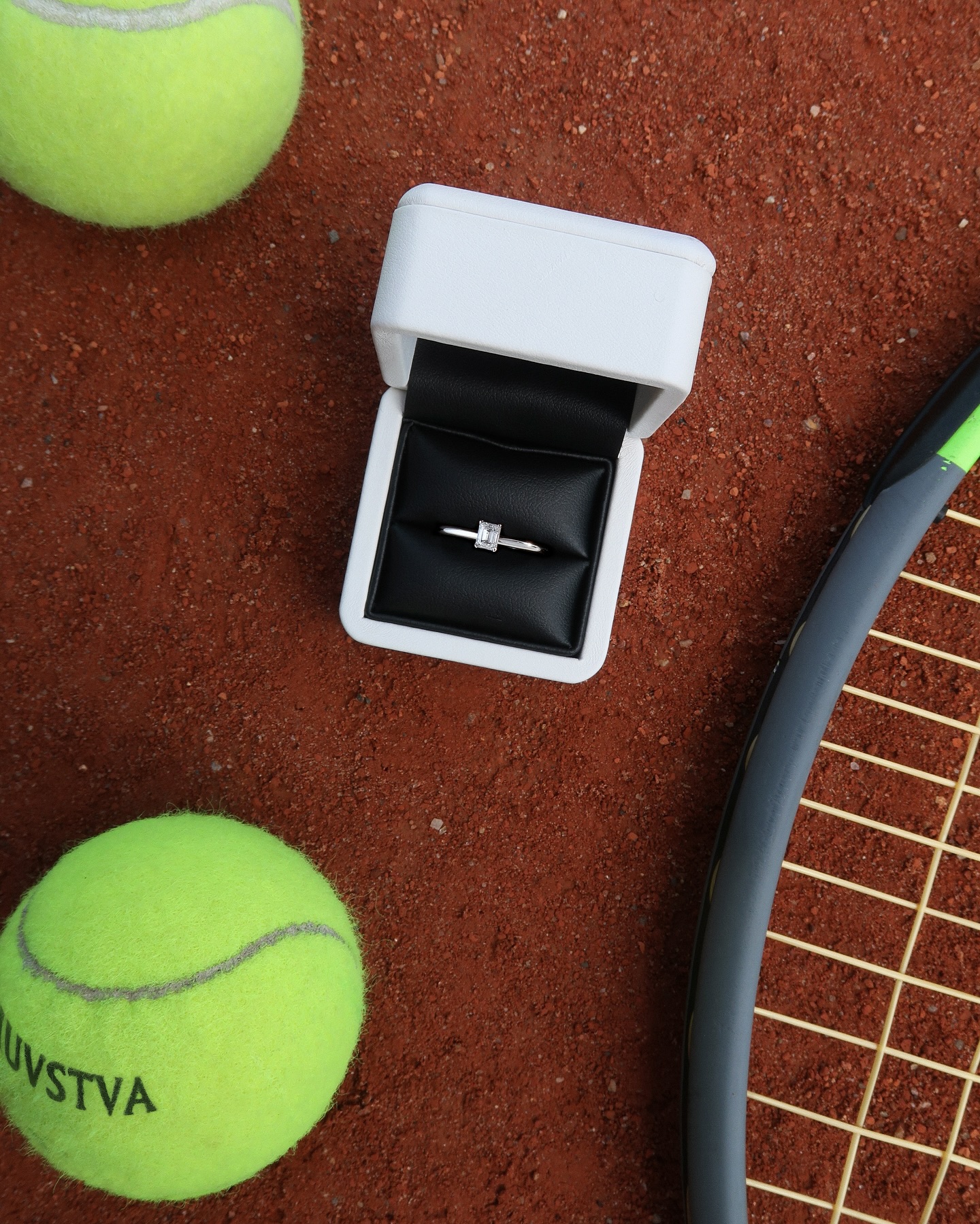 Фото: Помолвочное кольцо CHUVSTVA 3373