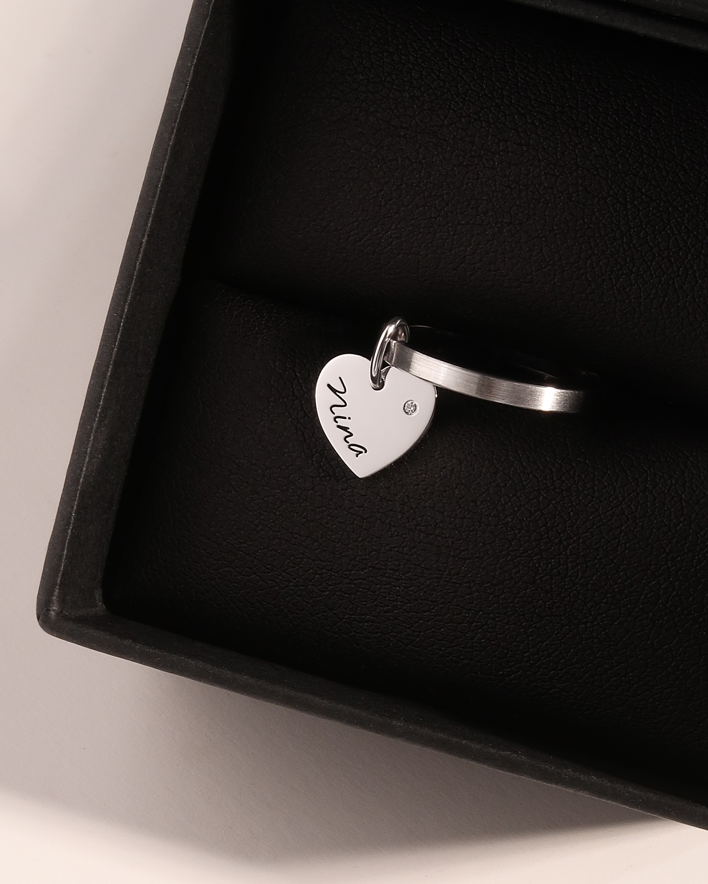 Фото: Кольцо сердце с гравировкой на выбор (NY-02)