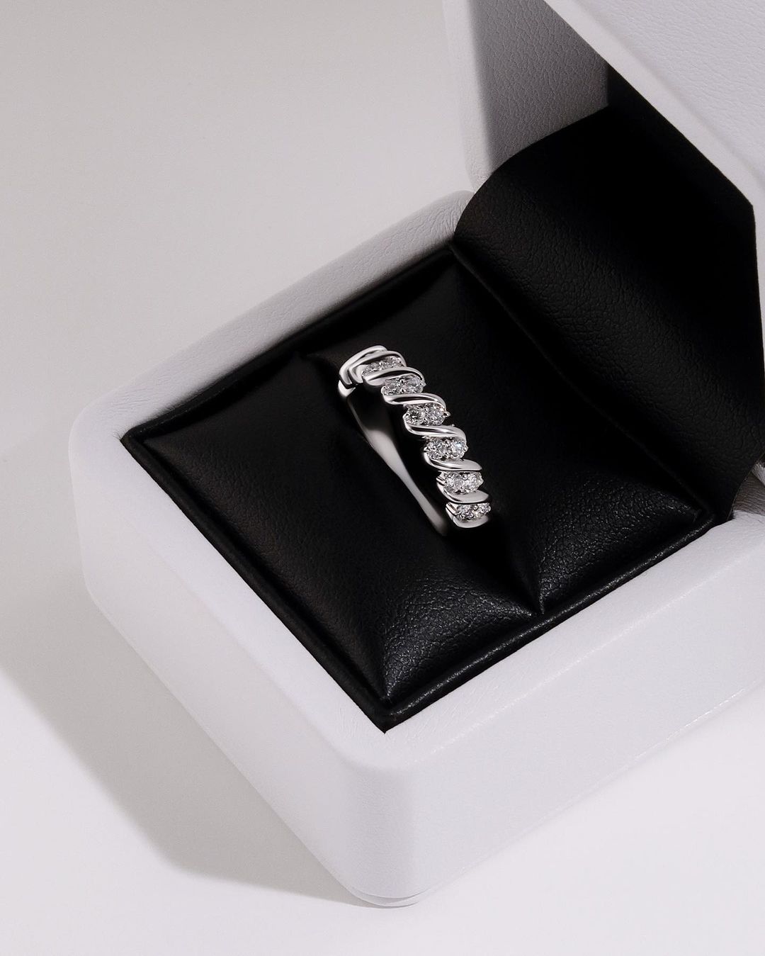 Фото: Обручальное кольцо CHUVSTVA 216