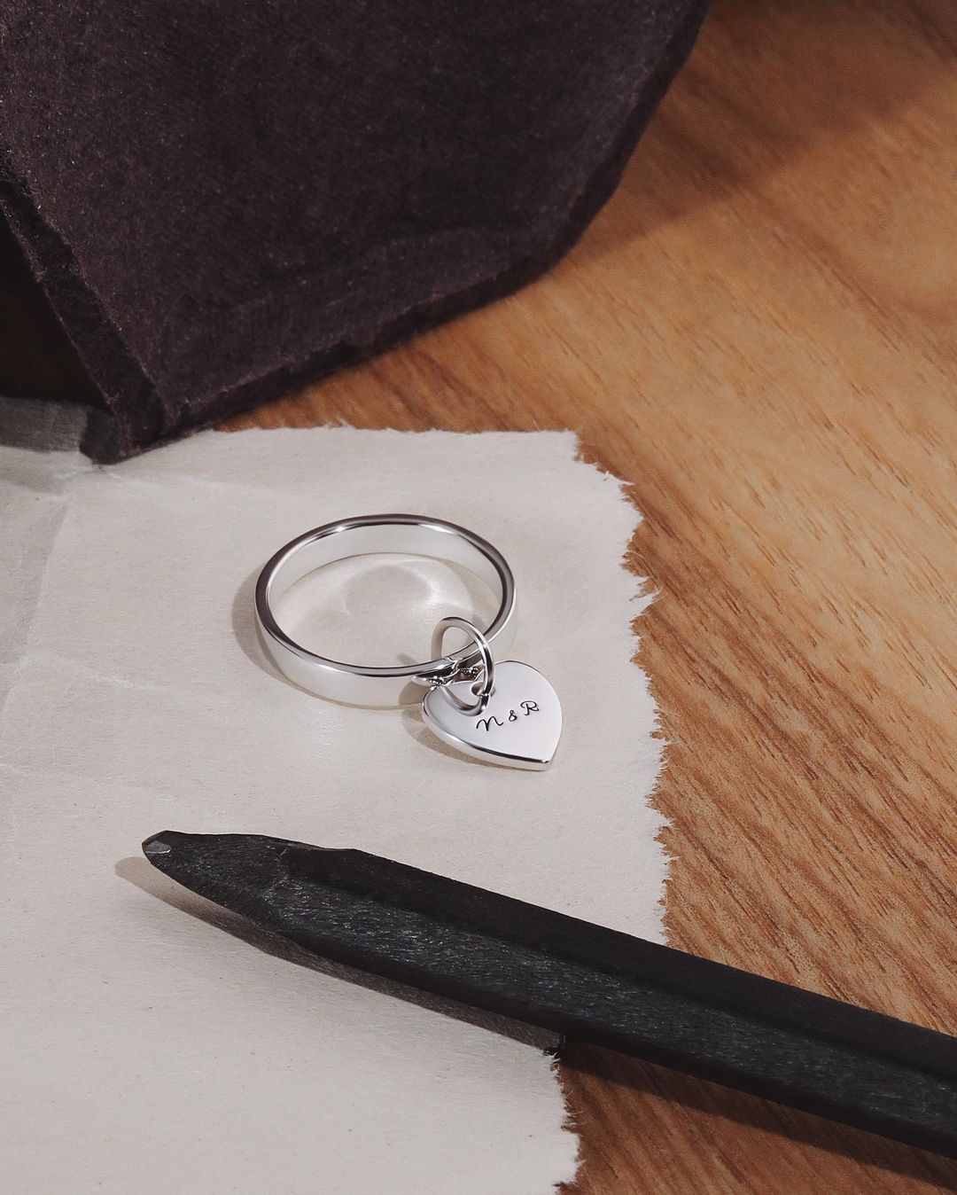 Фото: Кольцо сердце с гравировкой на выбор (NY-02)